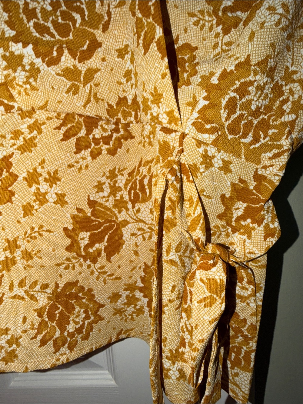 Harve Bernard ~ Gold Lace Floral Wrap Top Size Medium NWT $69 - Picture 5 of 6